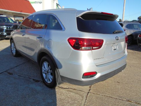 Used 2019 Kia Sorento LX image 5