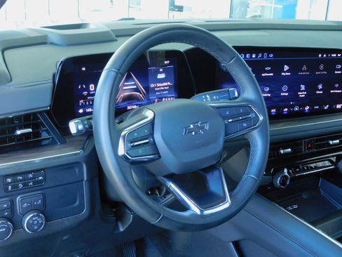 Used 2025 Chevrolet Suburban 4WD Z71 image 17