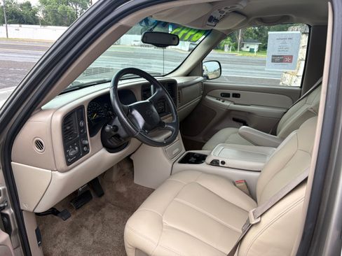 Used 2001 Chevrolet Suburban 2WD LT image 4