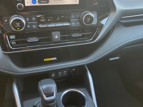 Used 2023 Toyota Highlander FWD XLE Hybrid image 4