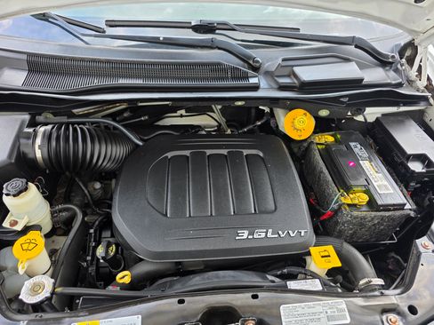 Used 2014 Chrysler Town & Country Touring image 11