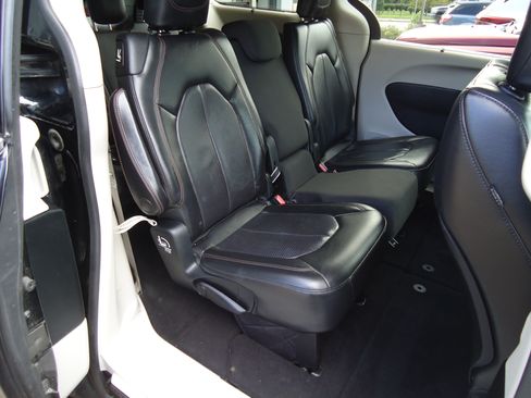 Used 2018 Chrysler Pacifica Touring-L FWD image 11