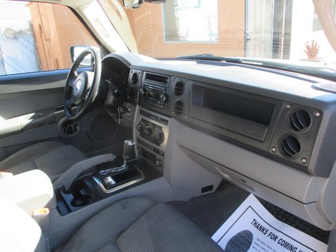 Used 2006 Jeep Commander Sport image 3