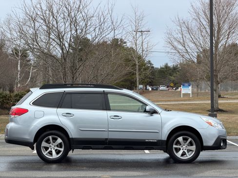 Used 2013 Subaru Outback 2.5i Limited image 2