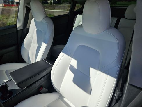 Used 2022 Tesla Model Y Performance image 10