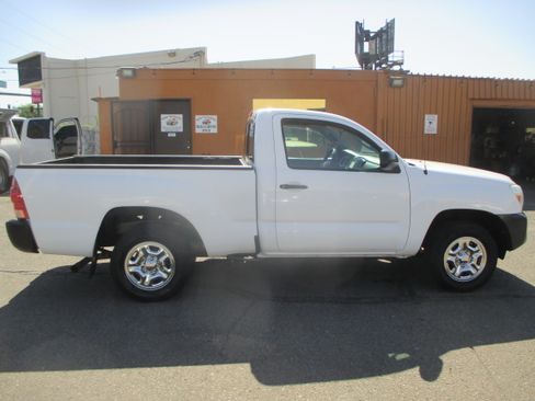 Used 2014 Toyota Tacoma w/ SR5 Package RWD image 2