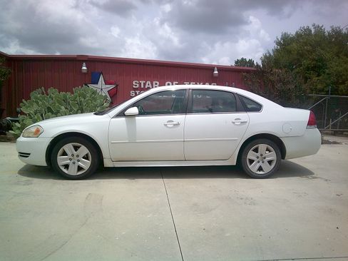 Used 2011 Chevrolet Impala LS FWD image 2
