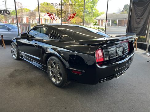 Used 2006 Ford Mustang GT Deluxe RWD image 3