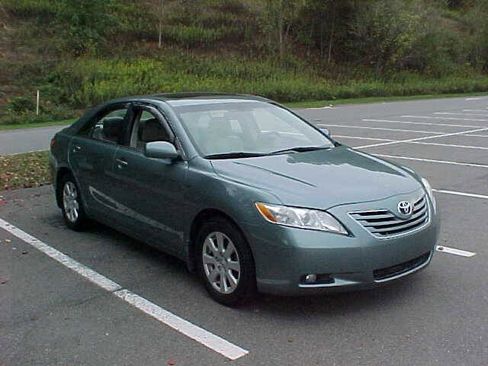 Used 2009 Toyota Camry XLE image 2