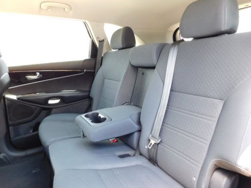 Used 2018 Kia Sorento FWD image 16