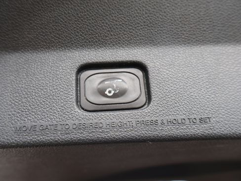 Used 2018 Ford Explorer Platinum image 16