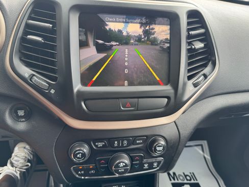 Used 2017 Jeep Cherokee 4WD Limited image 17