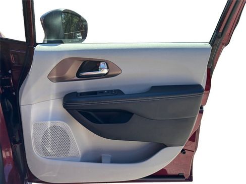 Used 2023 Chrysler Voyager LX image 40