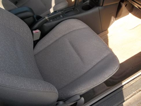Used 2002 Saturn S-Series SL1 Sedan FWD image 3