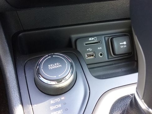 Used 2015 Jeep Cherokee Limited image 31