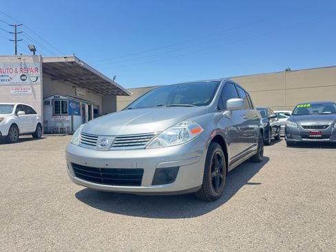 Used 2008 Nissan Versa Hatchback FWD image 2