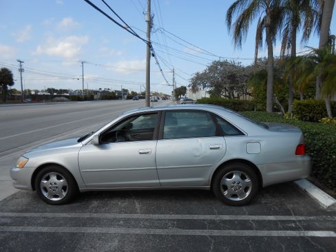 Used 2004 Toyota Avalon XLS image 2