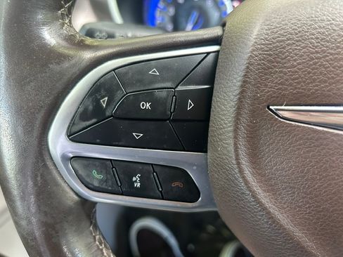 Used 2019 Chrysler Pacifica Touring-L Plus FWD image 9