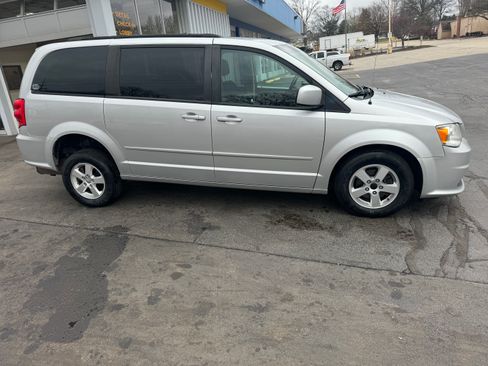 Used 2012 Dodge Grand Caravan SXT image 3