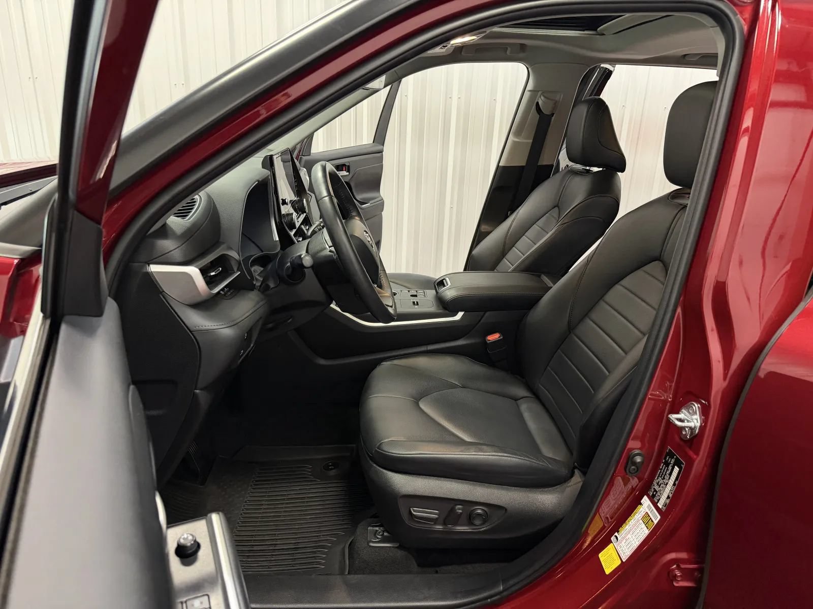 Used 2023 Toyota Highlander XLE FWD image 37