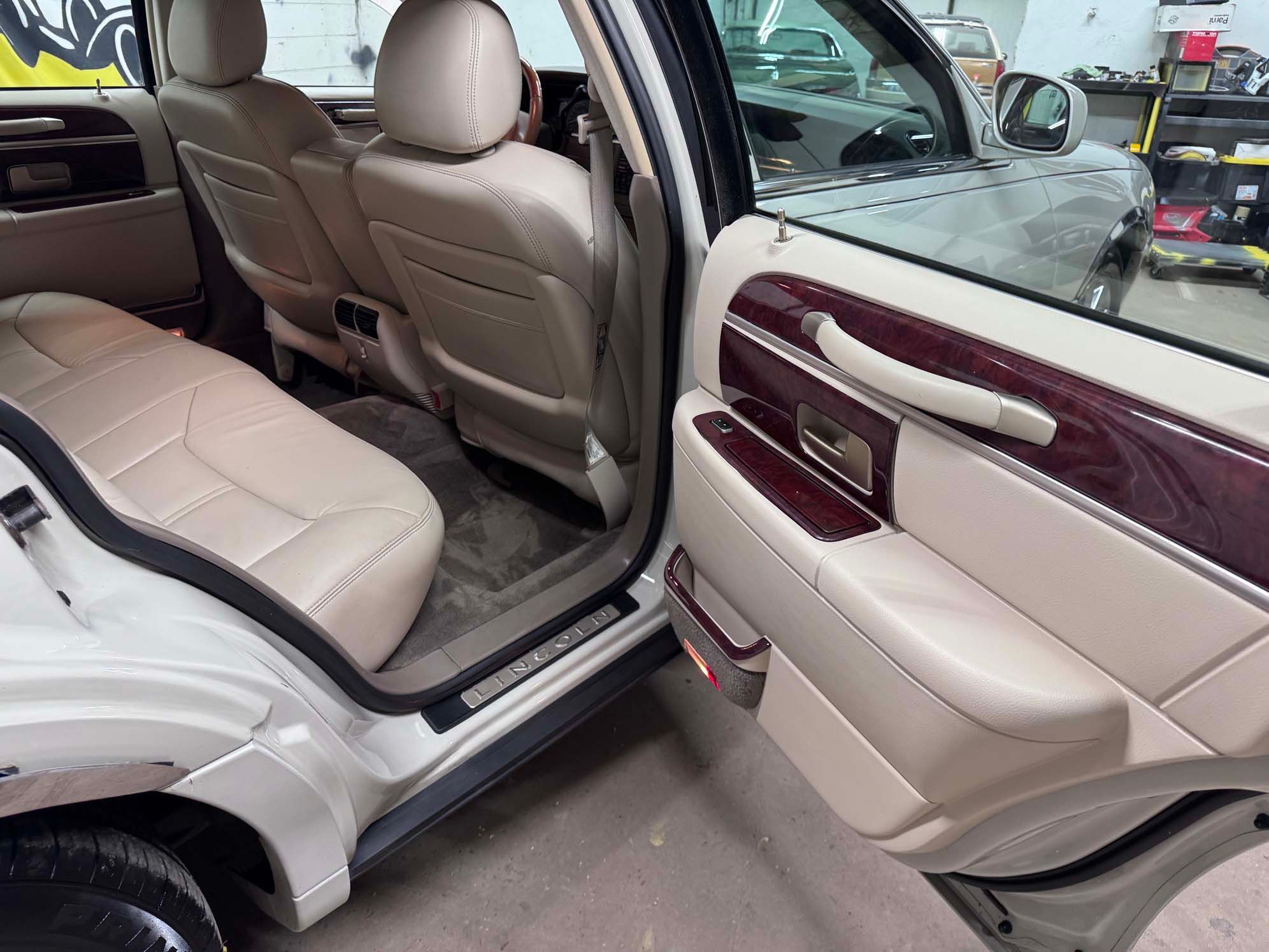Used 2004 Lincoln Town Car Ultimate RWD image 19