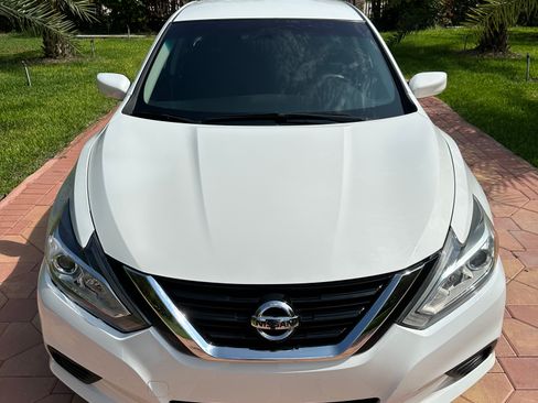 Used 2016 Nissan Altima SV FWD image 2