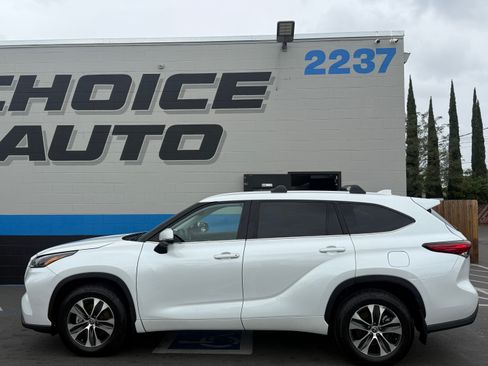 Used 2022 Toyota Highlander XLE image 25