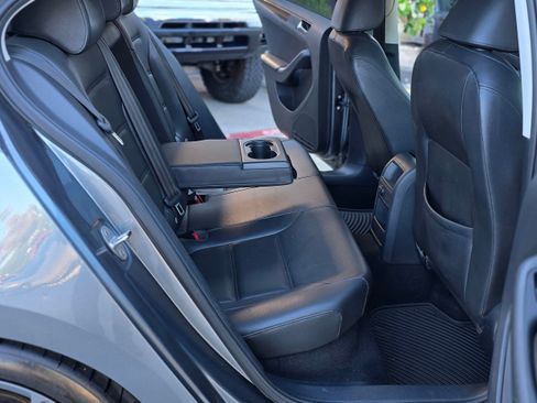 Used 2017 Volkswagen Jetta SE image 19