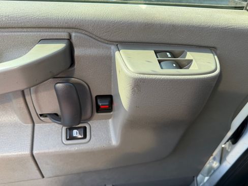 Used 2018 Chevrolet Express 3500 image 12