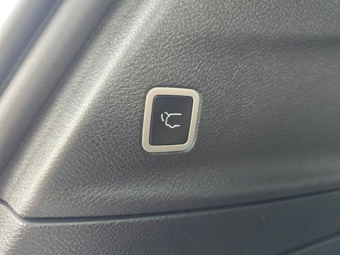 Used 2024 Chrysler Pacifica Select image 17