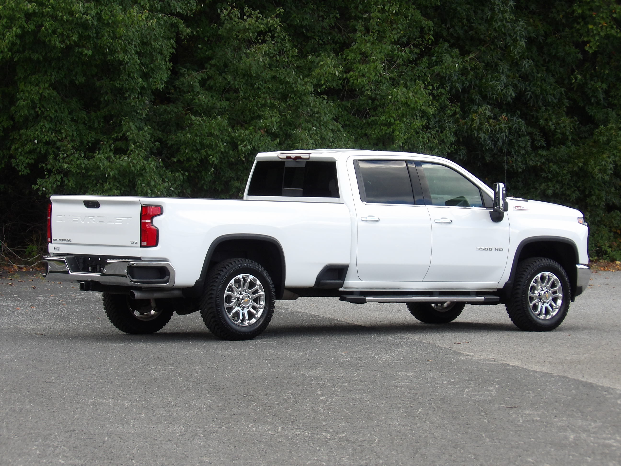 Used 2025 Chevrolet Silverado 3500 4x4 Crew Cab LTZ image 9