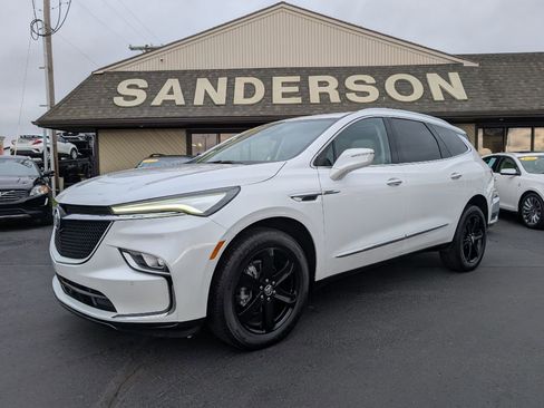 Used 2023 Buick Enclave Essence image 1