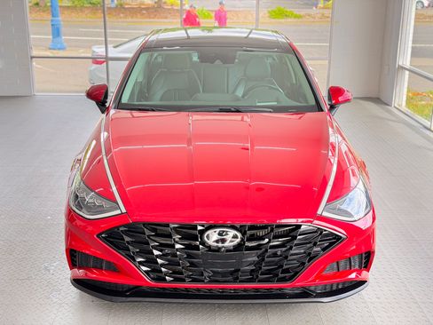 Used 2022 Hyundai Sonata Limited FWD image 2