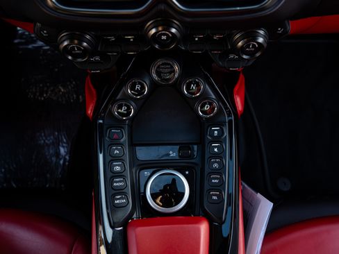 Used 2022 Aston Martin V8 Vantage image 20