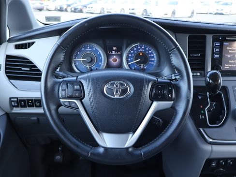 Used 2016 Toyota Sienna XLE Premium image 18