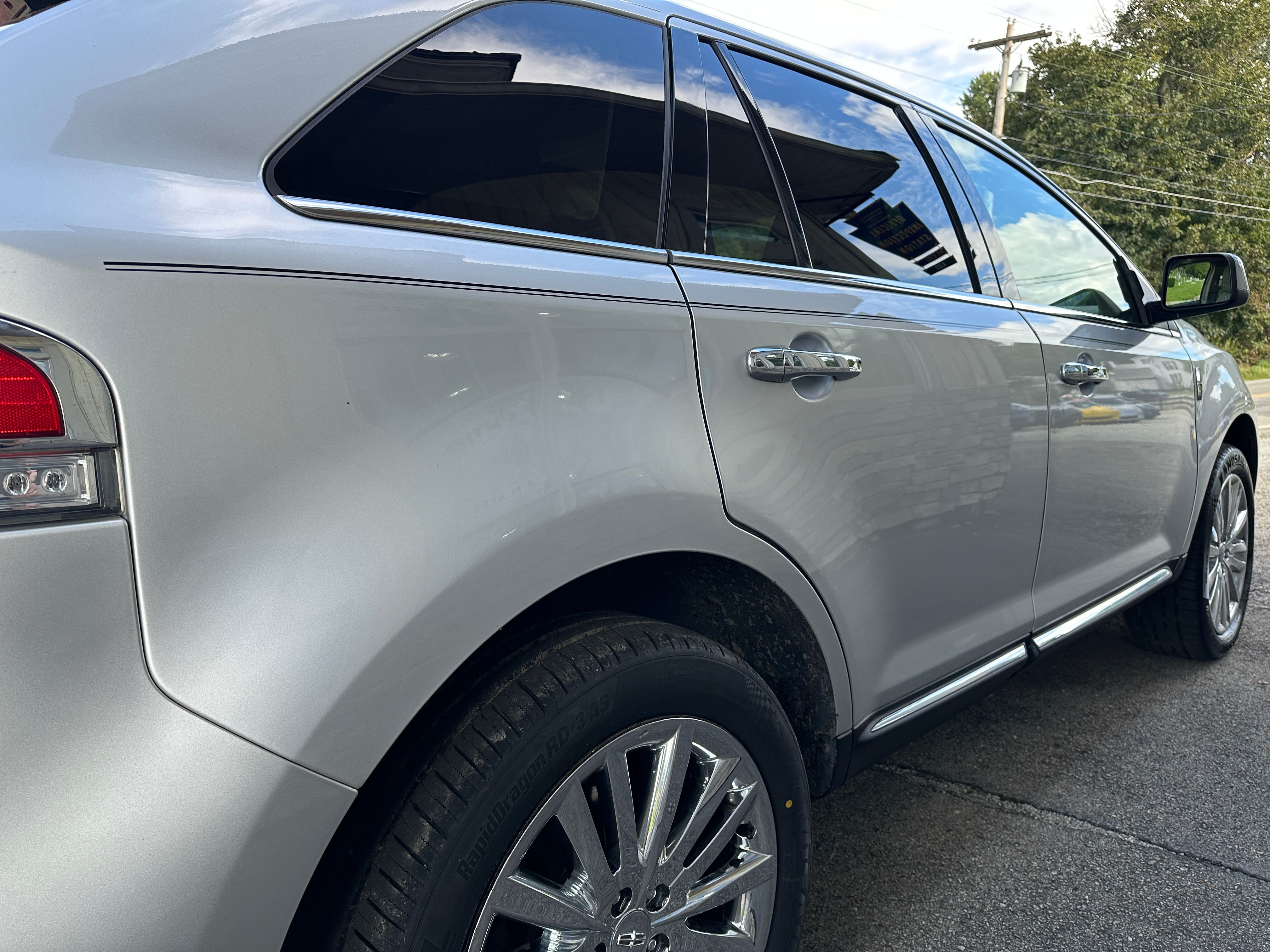 Used 2011 Lincoln MKX AWD image 6