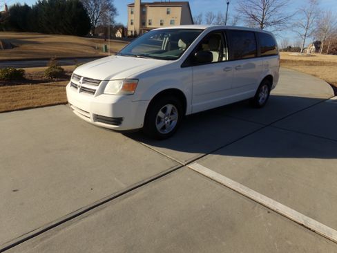 Used 2010 Dodge Grand Caravan SE image 1