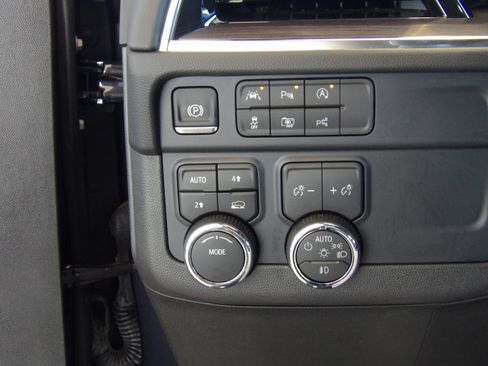 Used 2026 Chevrolet Suburban 4WD LT image 30
