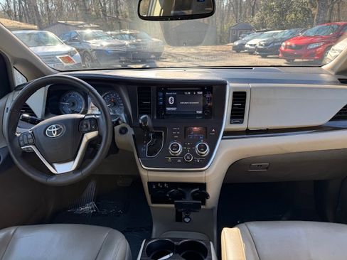 Used 2017 Toyota Sienna XLE Premium image 14
