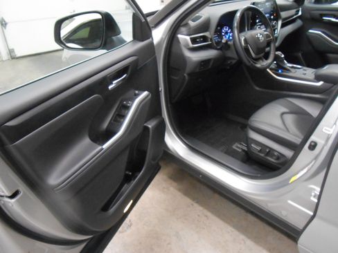 Used 2022 Toyota Highlander XLE image 10