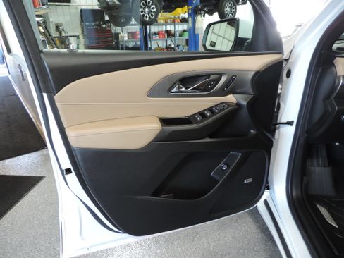 Used 2023 Chevrolet Traverse Premier image 34