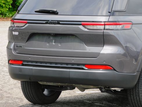 Used 2023 Jeep Grand Cherokee 4WD Laredo image 12