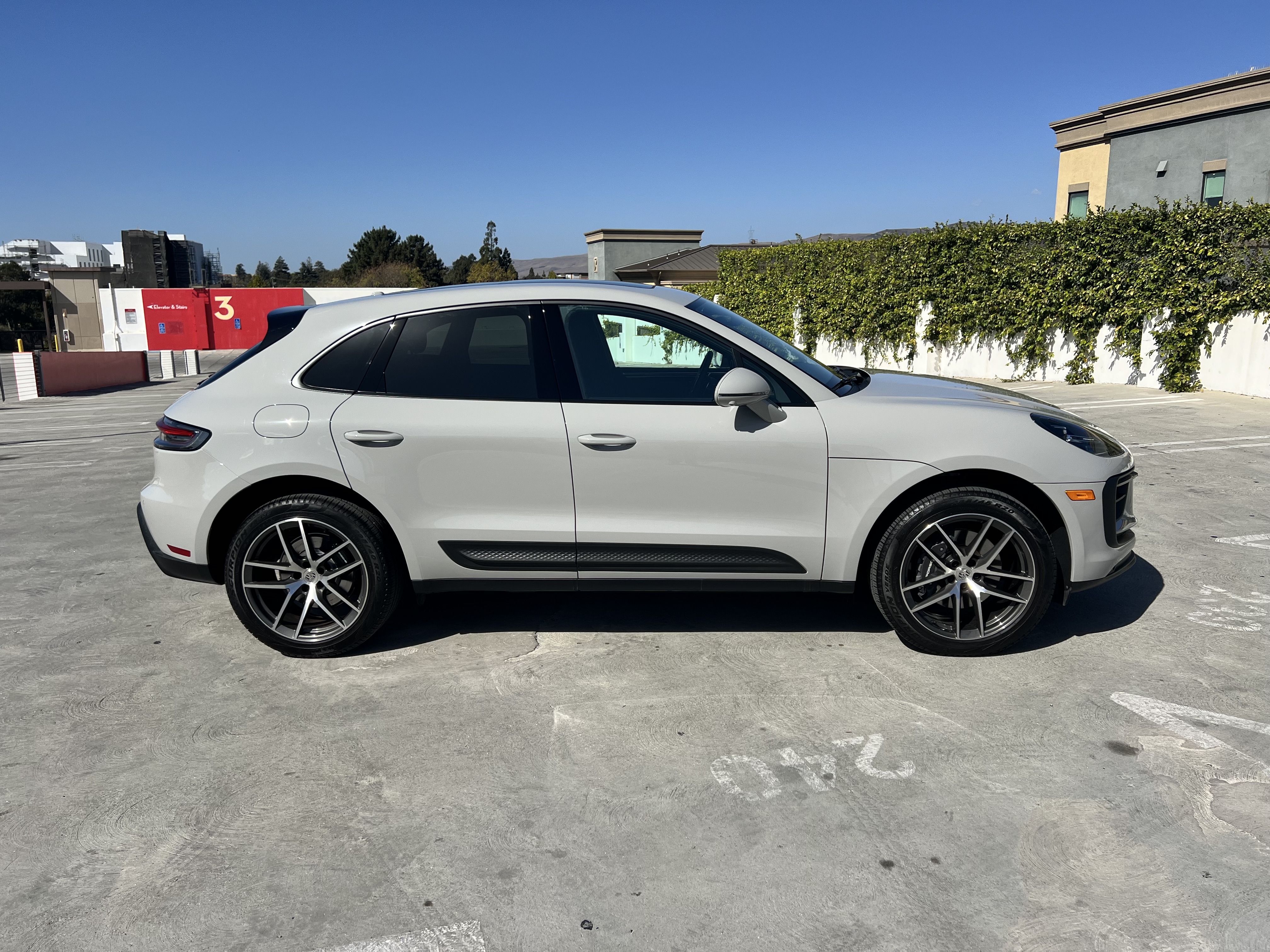 Used 2026 Porsche Macan UNAVAIL AWD/4WD image 4