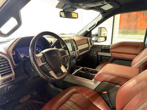Used 2020 Ford F250 Super Duty Platinum image 2