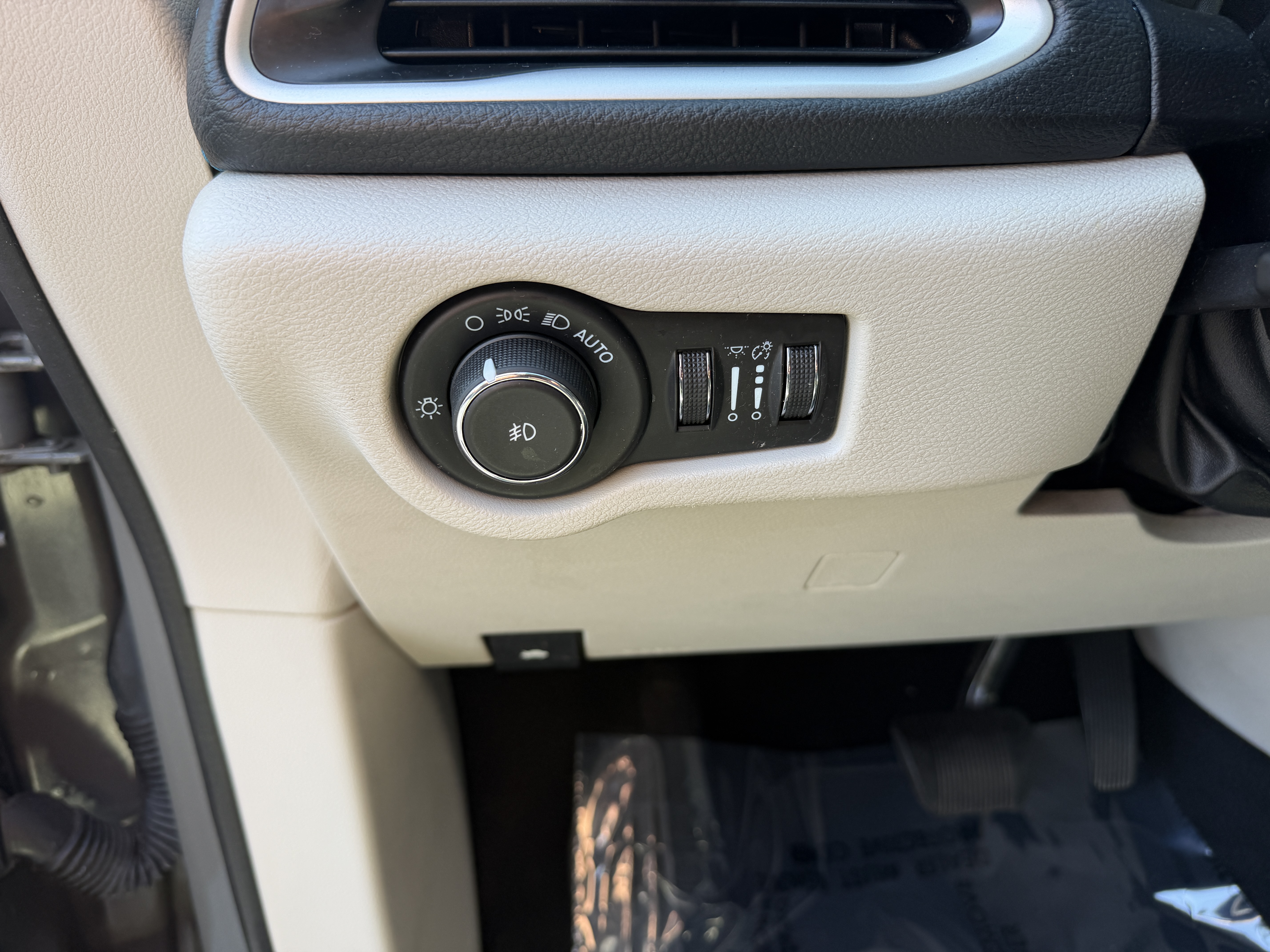 Used 2021 Chrysler Pacifica Touring-L FWD image 7