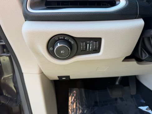 Used 2021 Chrysler Pacifica Touring-L FWD image 7
