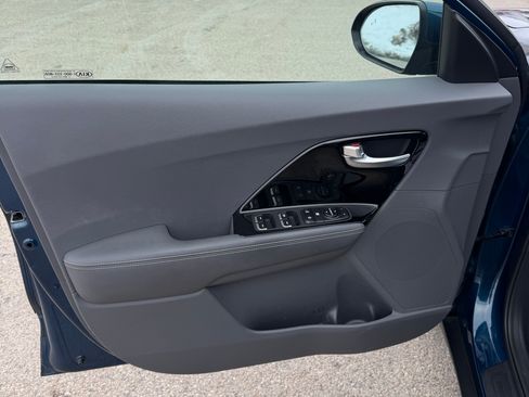 Used 2020 Kia Niro EX image 11