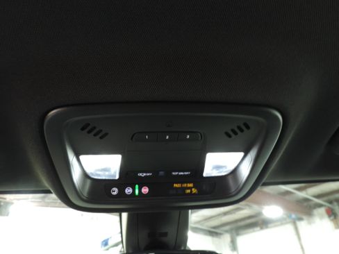 Used 2023 Chevrolet Traverse LT image 35