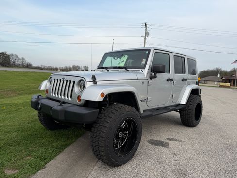 Used 2012 Jeep Wrangler Unlimited Sahara AWD/4WD image 1