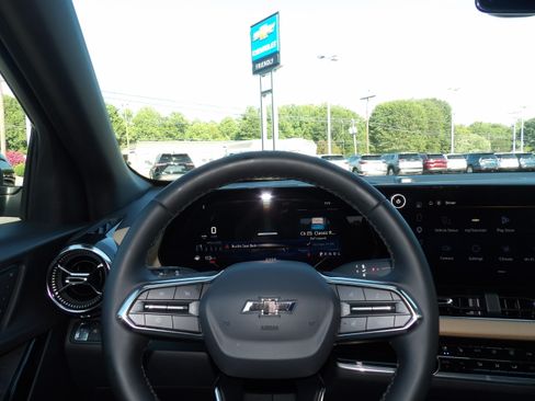 Used 2026 Chevrolet Equinox FWD ACTIV image 2
